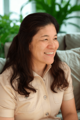 Anna Nakama is seating on the sofa at the cafe