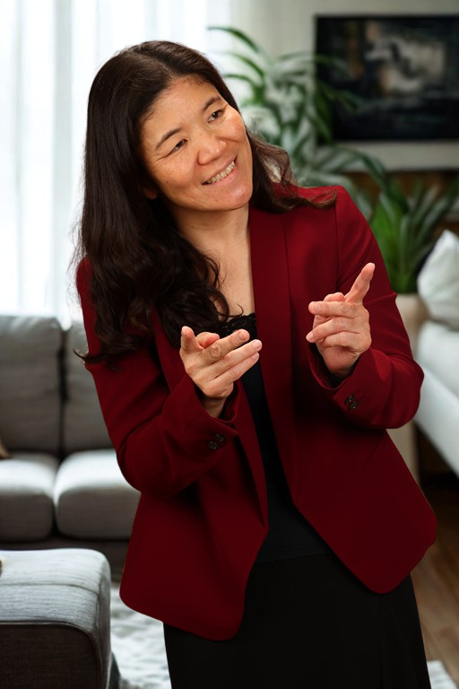 ANCS代表の仲眞アンナがアメリカ手話通訳を行っている様子