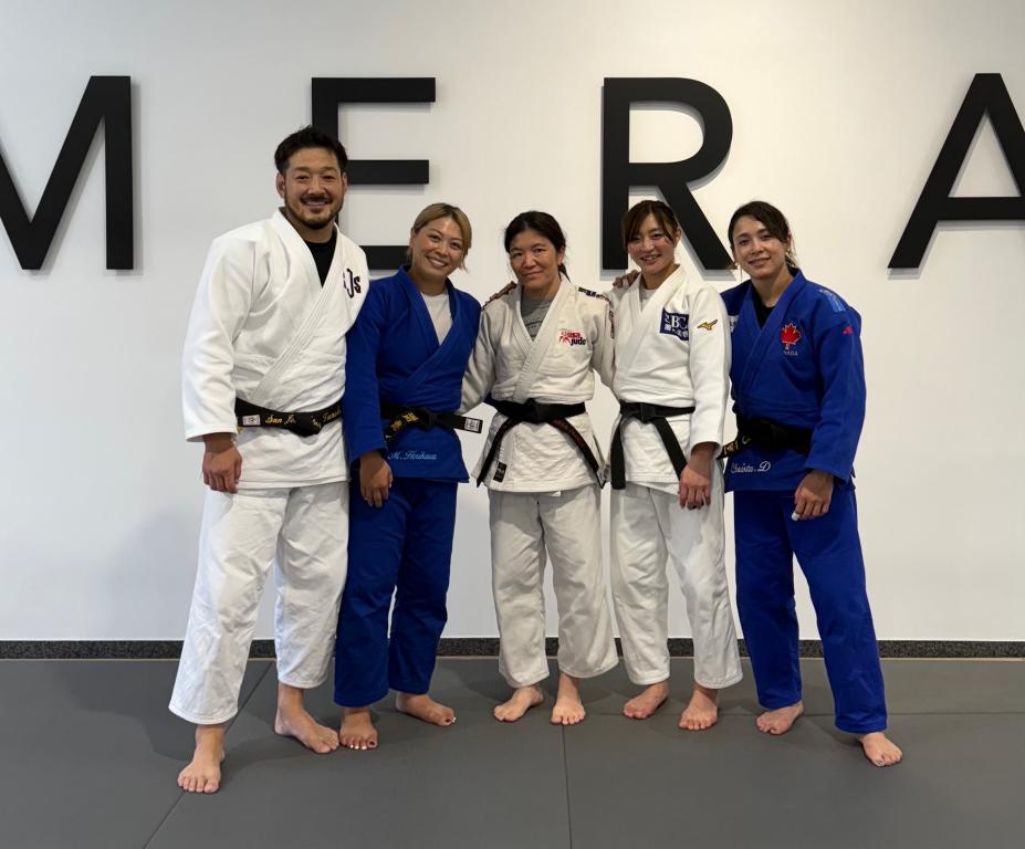 左からKosuke Tanaka, San Jose University Head Coach, 世界選手権王者 堀川恵選手、世界選手権王者&オリンピック金メタリスト チャンピオンの角田夏実選手、世界選手権王者&オリンピック金メダリスト 出口クリスタ選手